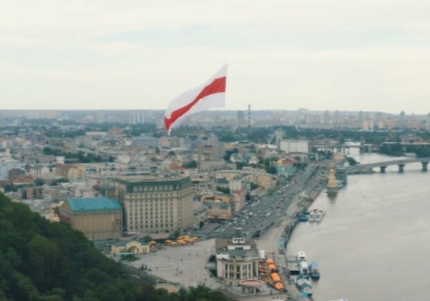 В небо над Киевом запустили флаг Беларуси. Скрин из видео