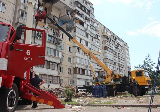 Когда и как будут демонтировать дом, разрушенный от взрыва на Позняках. Фото: kyiv.media