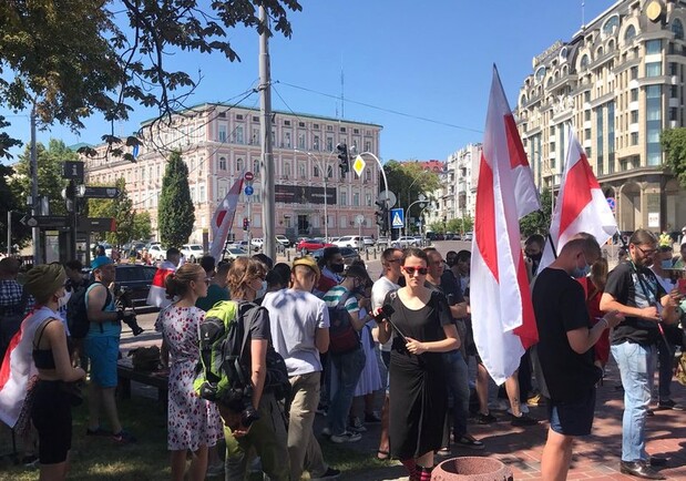 В центре проходит акция в поддержку Беларуси. Фото: Суспільне