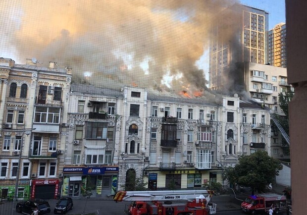 Эвакуировали 17 человек: в центре Киева горит дом - фото