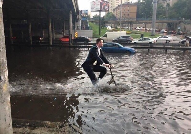 Подсмотрено в соцсетях: Киев ушел под воду из-за сильных дождей - фото