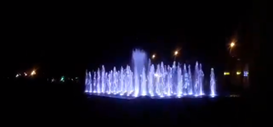 Помилуйся: біля Оперного театру тестують новий фонтан з кольоровою підсвіткою