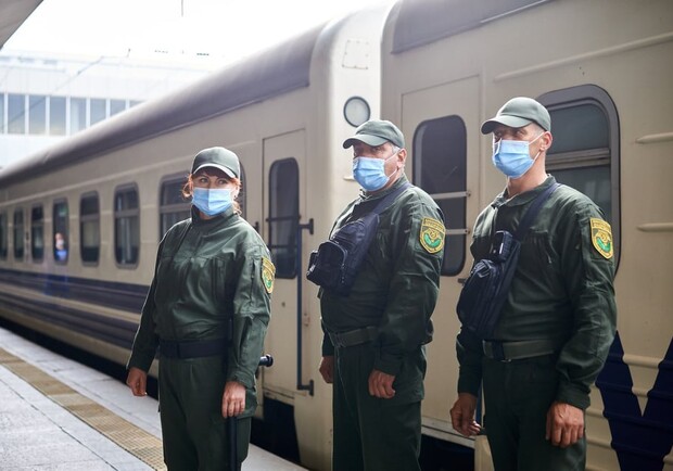 "Укрзализныця" приставила охрану к поездам. Источник фото: пресс-служба