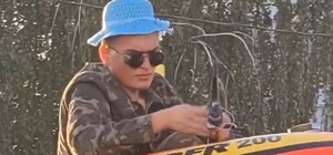 Дурдом: в центре парень закинул лодку на остановку и начал рыбачить (видео)