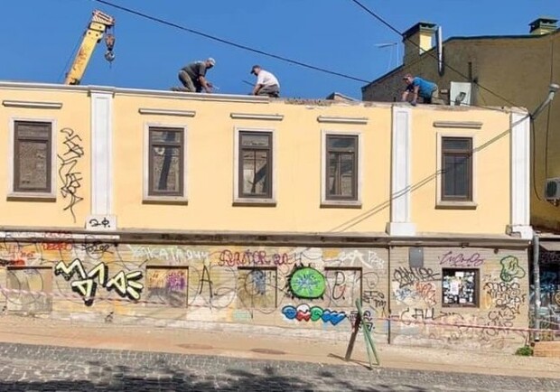 Застройщик незаконно уничтожает историческое здание в центре Киева. Фото: Дмитрий Перов.