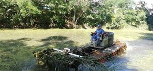 Станет чище: коммунальщики занялись уборкой озера Жандарка