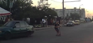 Смотри в оба: на левом берегу дети бросаются под колеса авто