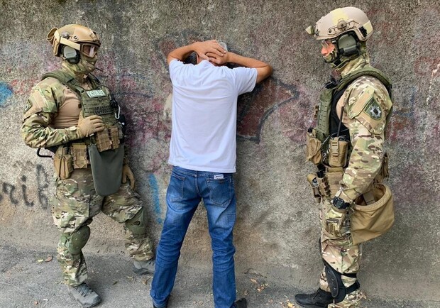 Спецназ, оружие и крики: что за задержание было Красном Камне - фото ГУНП Днепропетровской области