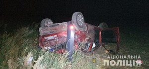 Вылетел в кювет и перевернулся: в ДТП погибла женщина, еще две – в больнице