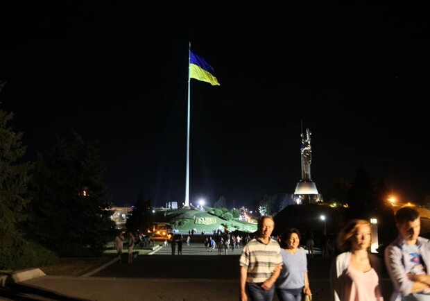 Как обслуживают самый большой флагшток Украины. Фото: facebook.com/profile.php?id=100008142459311
