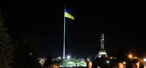 Не дают спокойно повисеть: как обслуживают самый большой флагшток Украины 