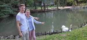 З шиї стирчав гачок: у Шевченківському гаю молодята з Одеси врятували лебедя