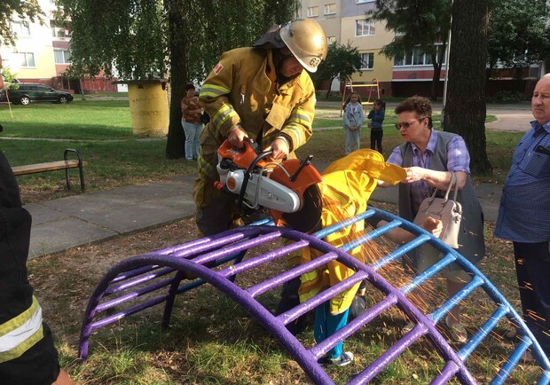Спасатели помогли мальчику выбраться из "ловушки" на детской площадке Фото: ГСЧС