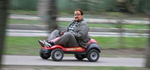 Тільки для справжніх чоловіків: туристи ганяють на дитячих машинках у центрі Львова