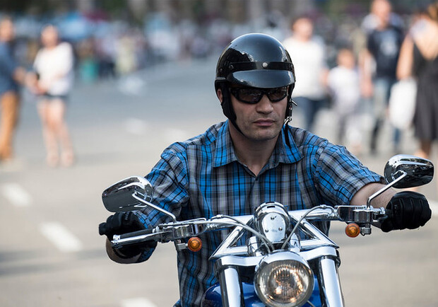 У  Кличко заглох мотоцикл посреди улицы. Фото: пресс-служба Кличко