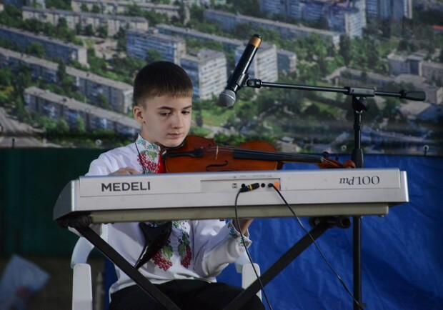 12-летний киевлянин поставил рекорд по количеству освоенных музыкальных инструментов. Фото: 44.ua