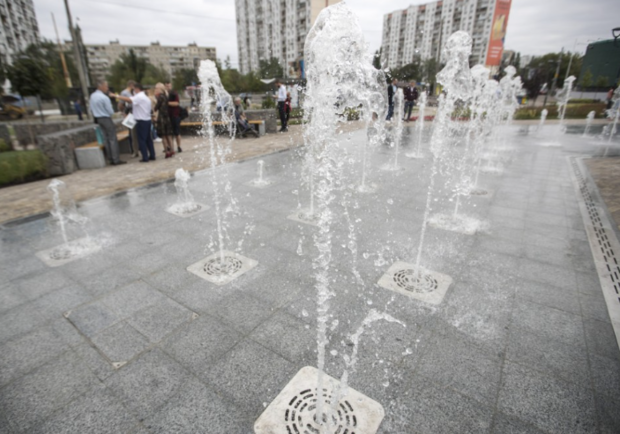 Зацени: жителям Оболони показали сквер с фонтанами. Фото: Кличко