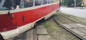 Толкали все: на Святослава Храброго трамвай №5 сошел с рельсов 