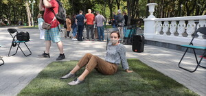 Дешевле, чем уложенный: антикоррупционеры расстелили в саду Шевченко газон, на котором можно сидеть