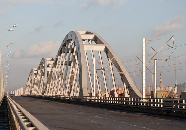 На мосту будут менять покрытие. Источник фото: "Википедия"