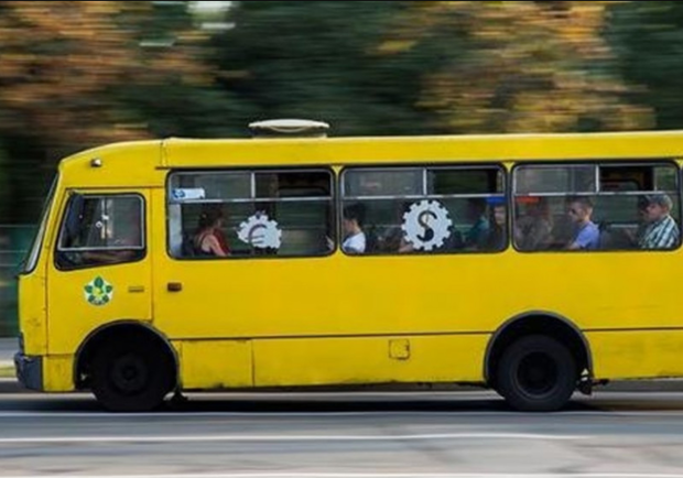 В маршрутке №250 тетируют новую систему бесконтктной оплаты. Фото: 112 Украина.