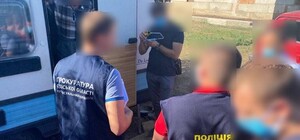 Под руководством бывшего следователя: под Одессой бандиты присвоили 18 квартир