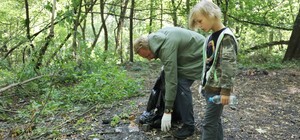 Не словом, а ділом: мер Львова з дружиною і сином прибрали парк 
