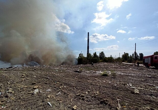 В Дарницком районе продолжает гореть свалка. Фото: КГГА