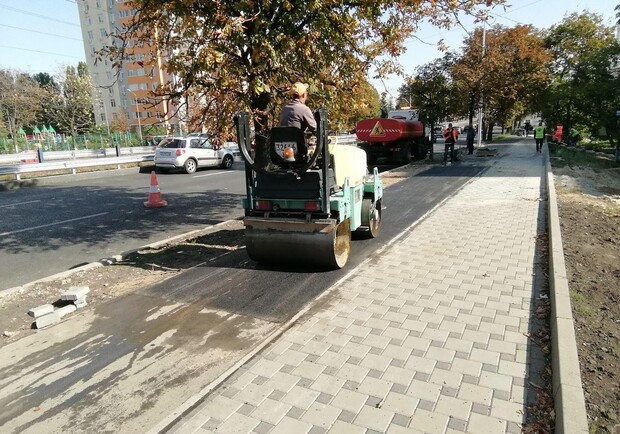Вернули украденное: в Отрадном ремонтируют сломанный тротуар. Фото: Фото: "Киевблагоустройство"