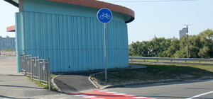 Не учли: велосипедистов возмутила новая велодорожка на Северном мосту