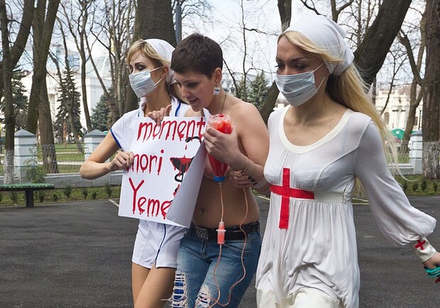 FEMEN провели топлесс протест под Минздравом. Фото с сайта femen.livejournal.com