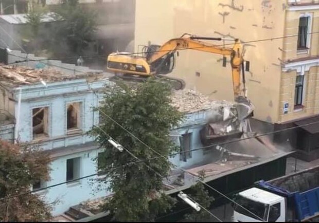 В центре Киева незаконно разрушают историческое строение. Фото: Facebook Елены Терещенко