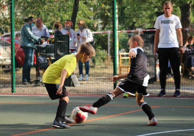 В Дарницком районе открыли поле для мини-футбола и провели детский турнир. Фото: Вечерний Киев