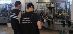 Продавали зі знижкою: львівські копи виявили завод із виготовлення підробленого алкоголю