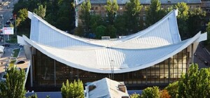 Теперь по правилам: с Дома мебели убрали огромный рекламный баннер