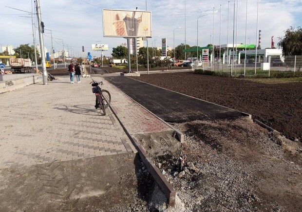 "Киевавтодор" набивает дороги плитами, чтобы не озеленять их. Фото: Facebook "Киев - велосипедный город"