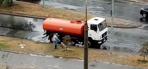 Полив в дождь: коммунальщики объяснили причину