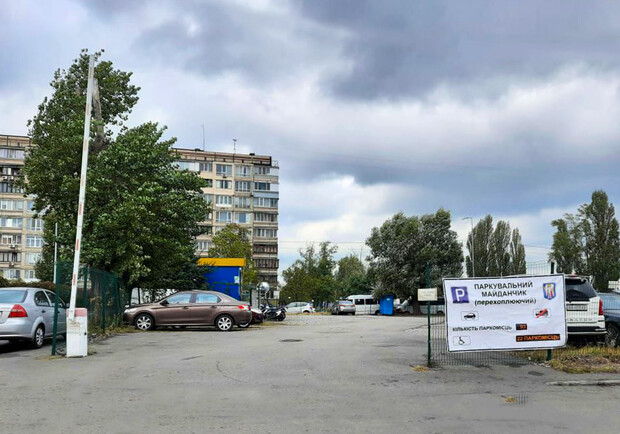 На Героев Днепра и Академгородке заработали перехватывающие парковки. Фото: пресс-служба КГГА