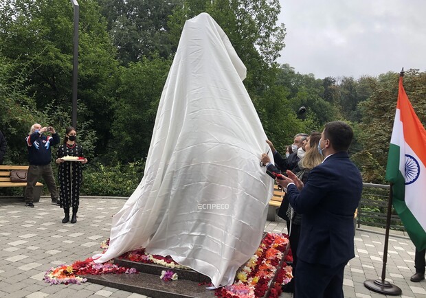 В Киеве открыли памятник Махатми Ганди: ему исполнилось 151 год. Фото: espreso.tv