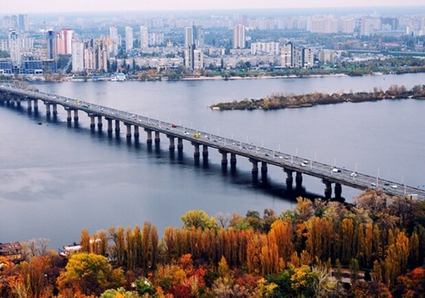 Прямо над Днепром: киевлянин предлагает провести скоростной трамвая на мосту Патона - фото