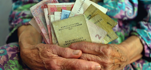 Передай бабушке: кому и на сколько повысят пенсии в Украине в 2021 году