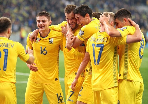 КГГА разрешило футбольным болельщиком прийти на матчи сборной Украины. Фото: УАФ