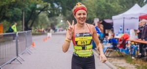 Национальный рекорд: одесситка босиком пробежала по Трассе здоровья 50 километров 