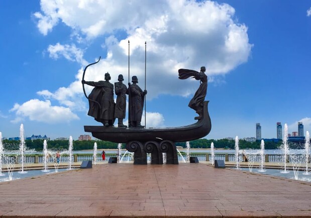 У памятника основателям Киева ремонтируют фонтан. Фото: Киевзеленбуд.