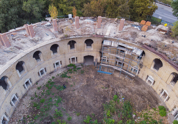 Работы полным ходом: в Киеве реставрируют старую крепость. Фото: КМДА