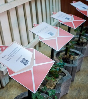 Квест для всех: откуда в центре Киева появились клумбы с необычными конвертами