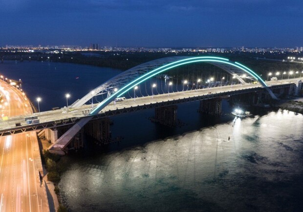 На Подольско-Воскресенском мосту смонтировали освещение. Фото: КМДА.