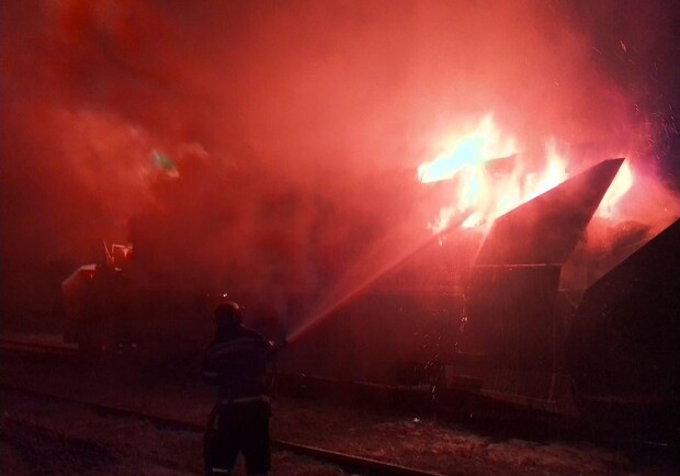 Жаркая ночь: в Одесской области горел снегоуборочный поезд. Фото: ГСЧС
