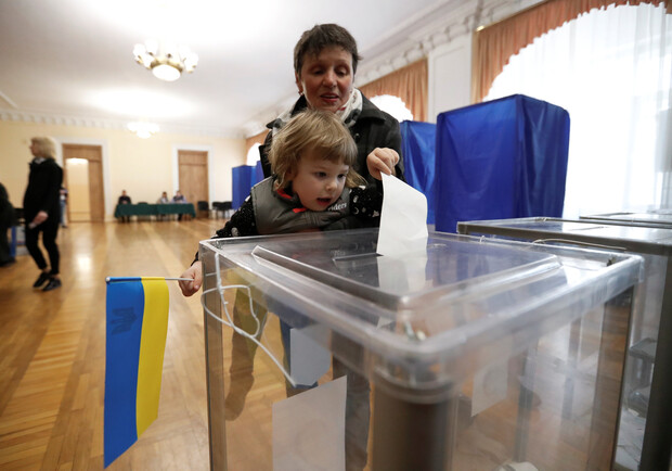 Получи ответ: как проголосовать на выборах, чтобы не испортить бюллетень. Фото: Reuters
