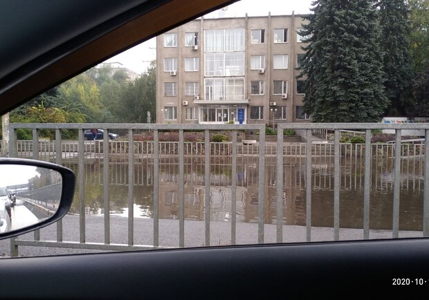 На Яворницкого дождевые воды покрыли корпуса машин - фото: ДТП ПРобки Днепр